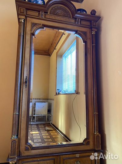 Старинный антикварный шкаф