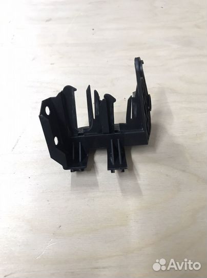 Кронштейн проводки 06K971497D Passat B8