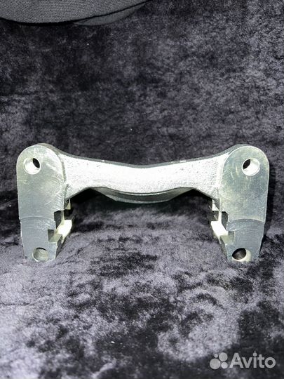 Скоба переднего суппорта правая Паджеро 3 4