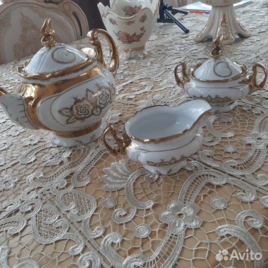 Чайник, сахарница,молочное, 4 чашки и 3 тарелки