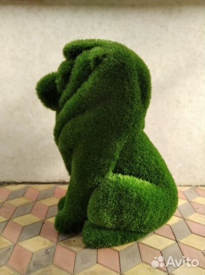 Лев из искуственной травы