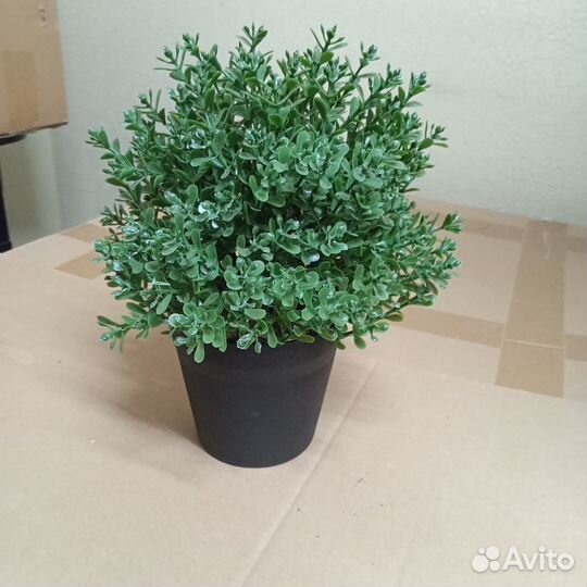 Искуственный цветок в горшке