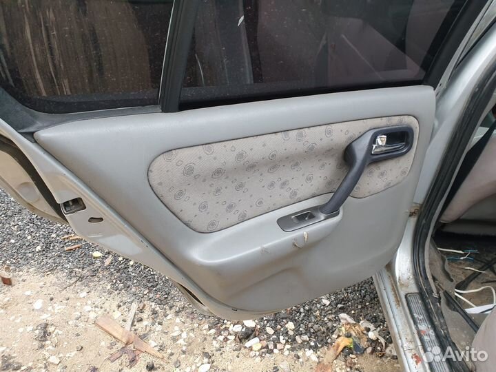 Дверные карты Nissan Primera P11