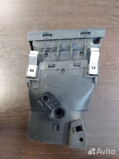 Дефлектор воздушный левый Volkswagen Touareg 1 4.2