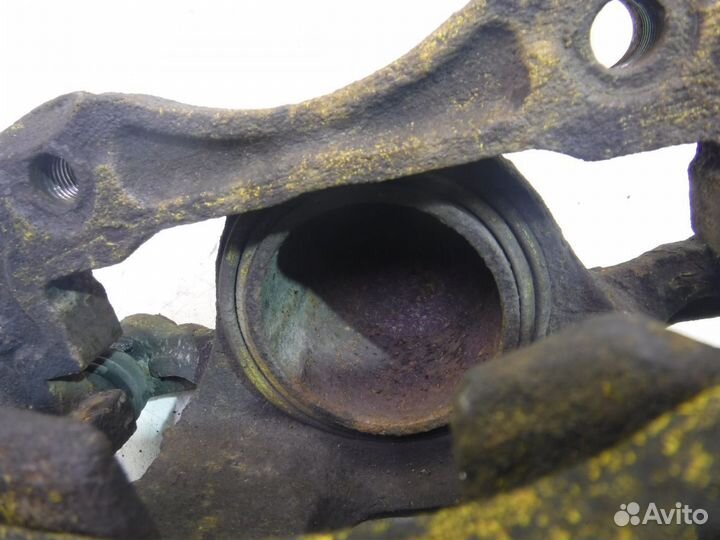 Суппорт передний правый Nissan Primera P10