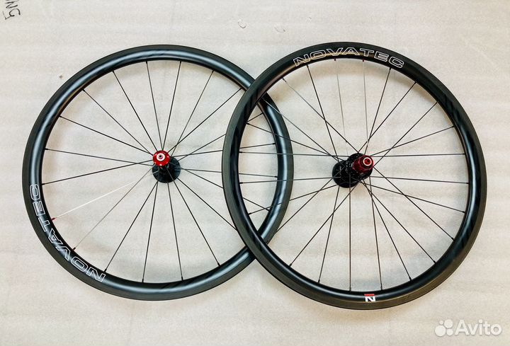 Комплект шоссейных карбоновых колес Novatec R3