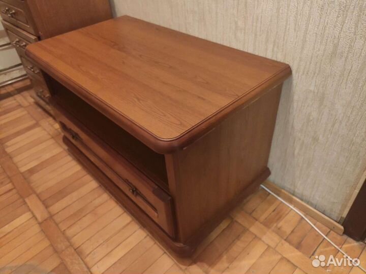 Тумба под телевизор из массива дуба