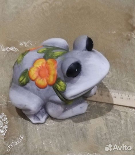 Керамические фигурки лягушек