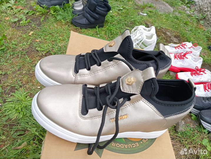 Кроссовки женские