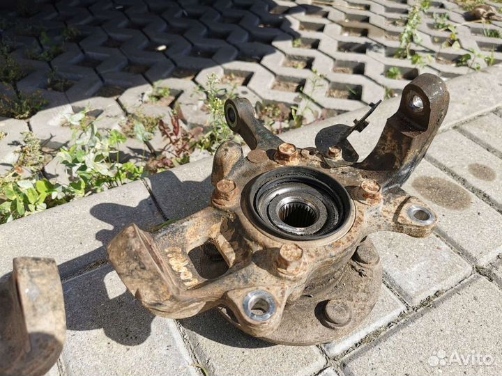 Кулак поворотный L200