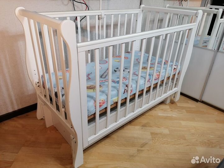 Детская кроватка с маятником и ящиком
