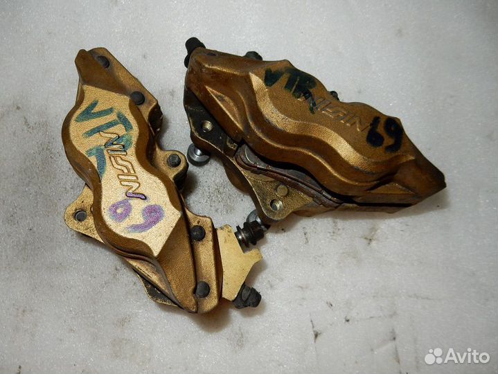 Тормозной суппорт №69 honda vtr1000