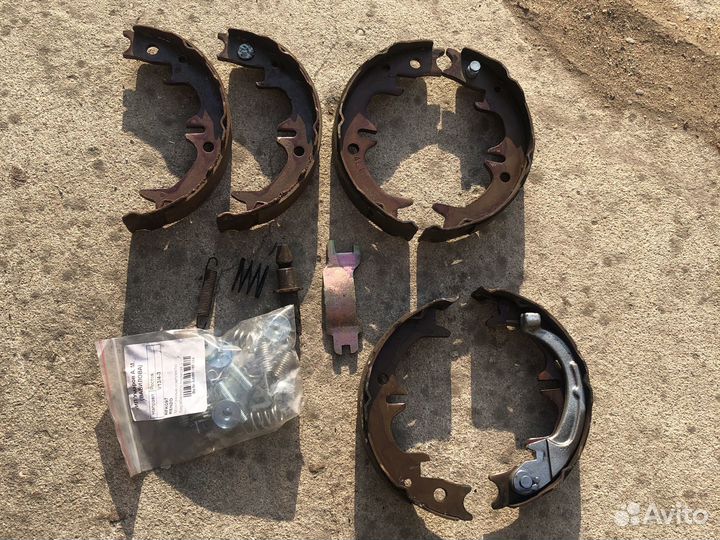 Колодки стояночного тормоза камри 30