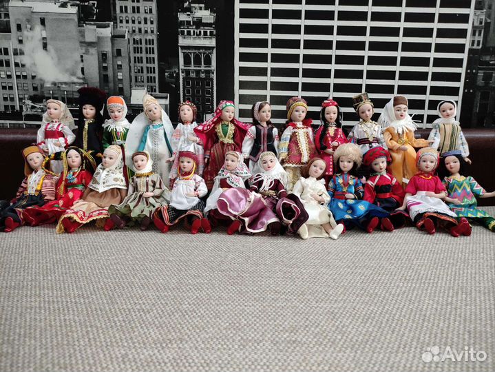 Фарфоровые куклы в костюмах народов мира