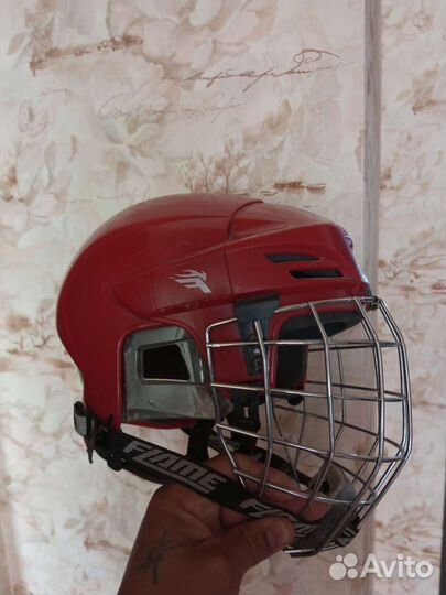 Хоккейный шлем и клюшки