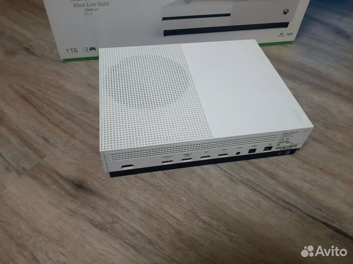 Xbox one s 1 tb + 2 геймпада