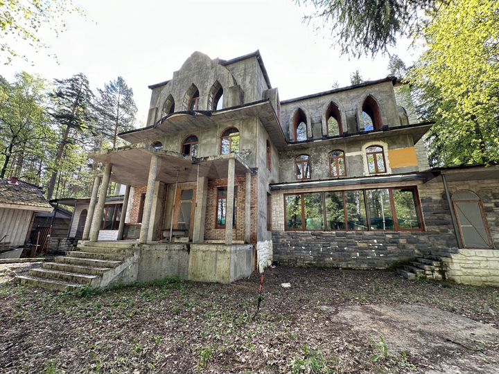 Дом 1774,6 м² на участке 25,7 сот.