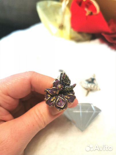 Кольцо Heidi Daus фиолетовый цветок с колибри
