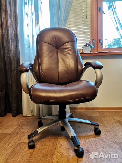 Офисное кожаное кресло бу