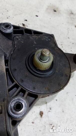 Моторчик стеклоподъемника задний правый Octavia A4