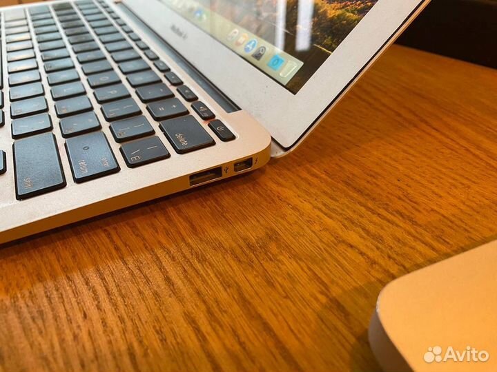 Apple MacBook Air 11 (2011)