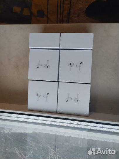 Airpords pro и ноутбук и чехол