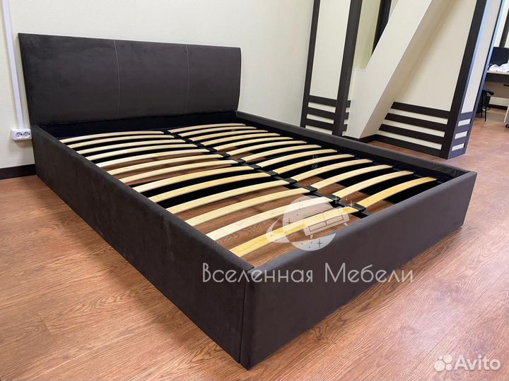 Кровать с мягким изголовьем