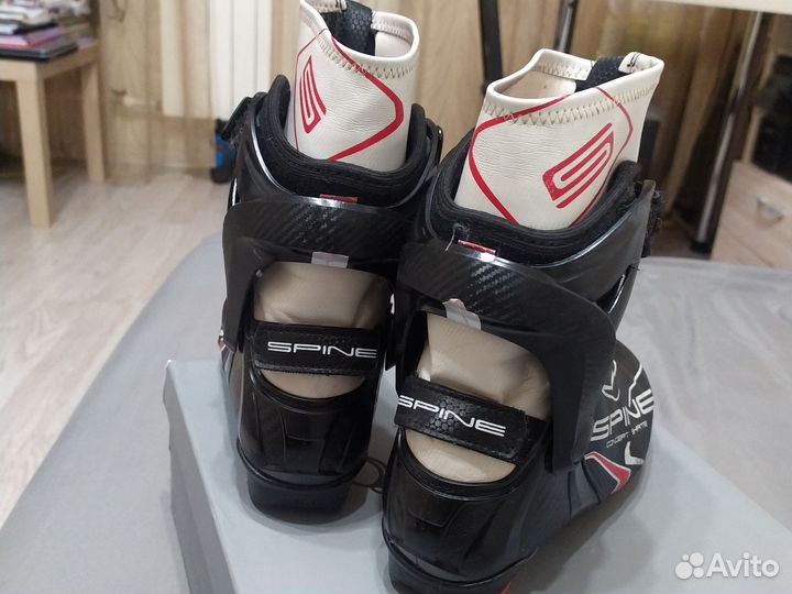 Лыжные ботинки