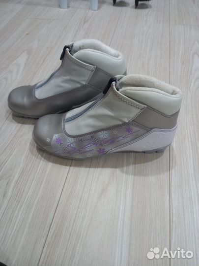 Лыжные ботинки и лыжи