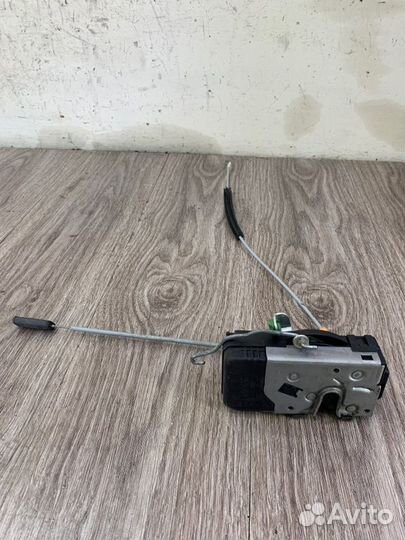 Замок двери передний правый Opel Meriva A минивэн