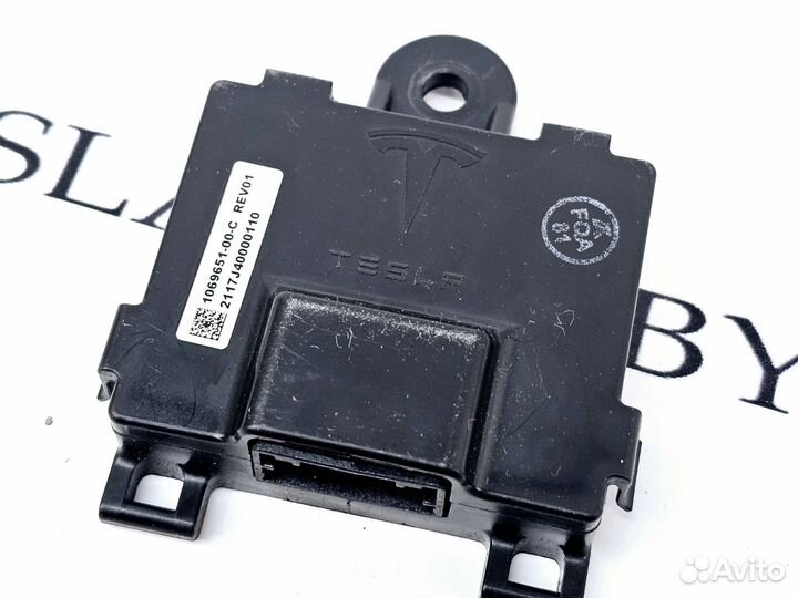 Блок двери (модуль управления ручки) Tesla Model S
