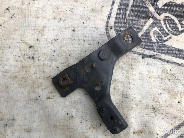 2201747 Кронштейн решетки радиатора Scania 5