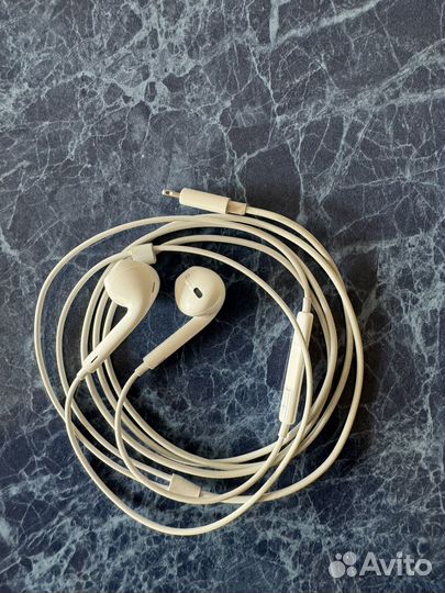 Apple earpods lightning connector