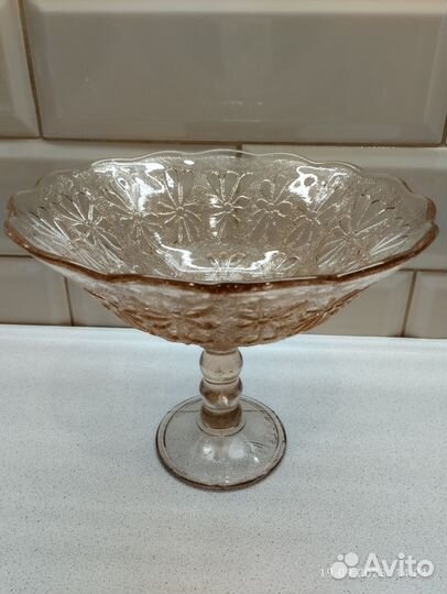 Вазы на ножке фруктовницы. Цветное стекло. СССР