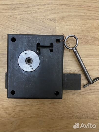 Замок гаражный накладной