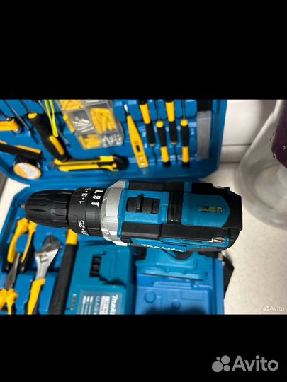Шуруповерт Makita мощный + инструменты в кейсе