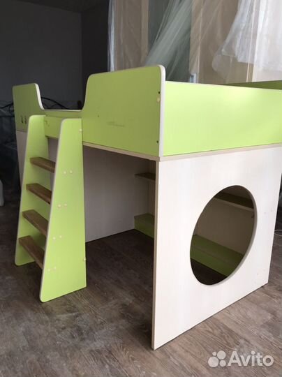 Детская кроватка с комодом и игровой зоной