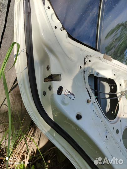 Левая задняя дверь тойота приус NHW11