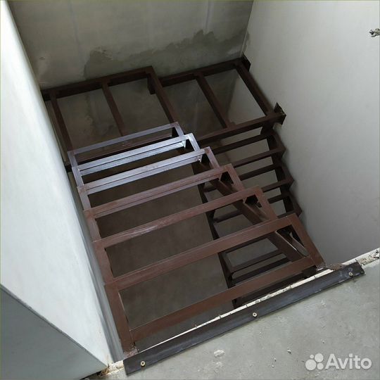 Металлическая лестница на второй этаж