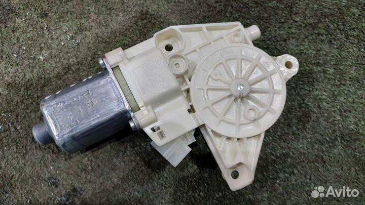 Моторчик стеклоподъемника передний левый W212,W204