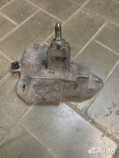 Кронштейн опоры кпп Nissan Б/У