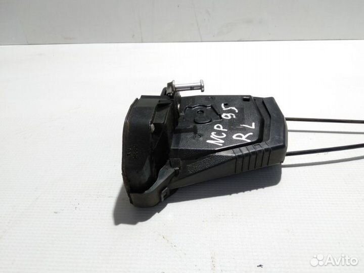 Замок боковой двери задний левый Toyota Vitz NCP95