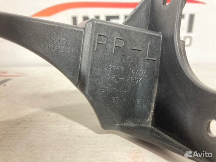 Кронштейн обшивки задней двери левый Infiniti