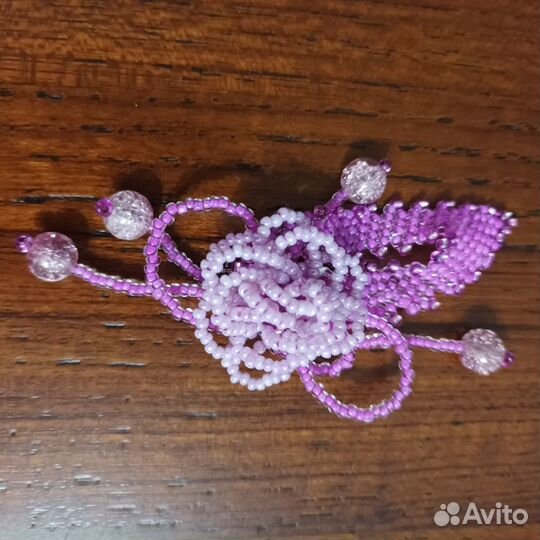 Брошь ручной работы из бисера цвет розовый