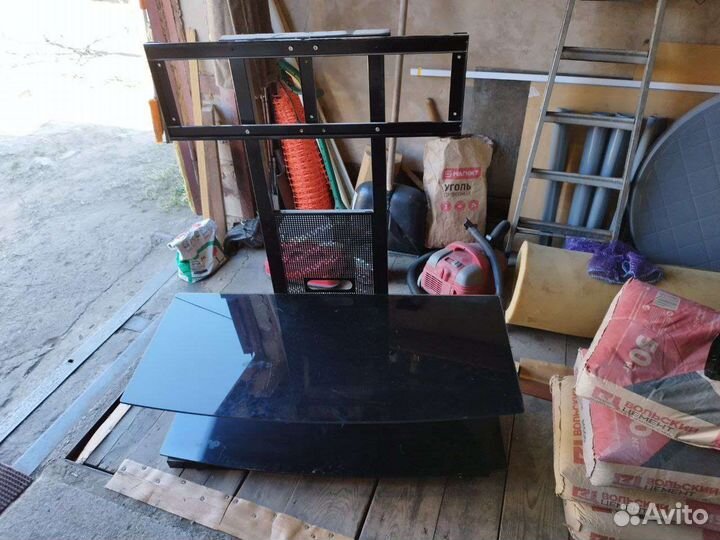 Стеклянная тумба под тв