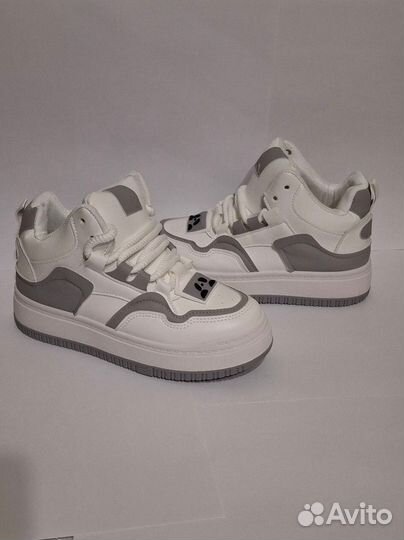 Кроссовки женские