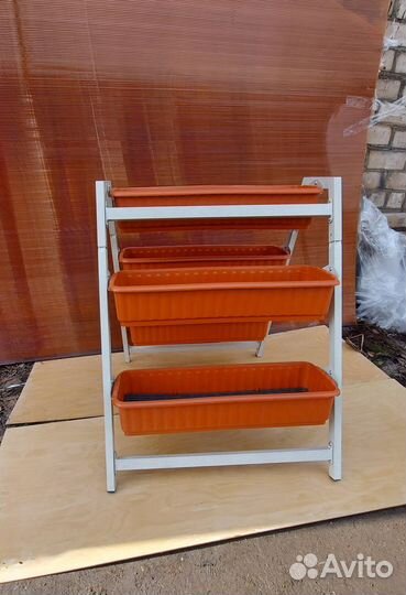 Цветник с кашпо для цветов