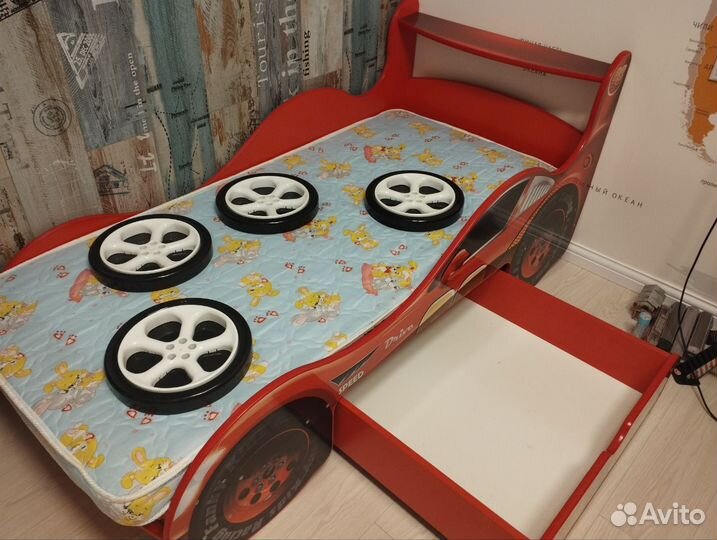 Детская кровать машина бу и стелаж