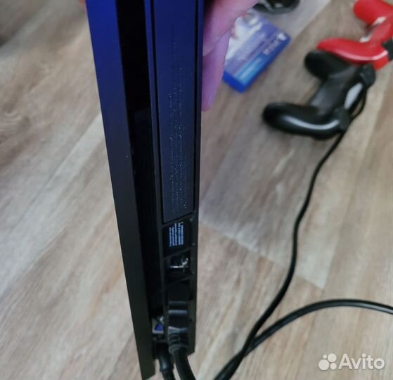 Sony PS4 slim 1tb 2 геймпада 4 игры на дисках