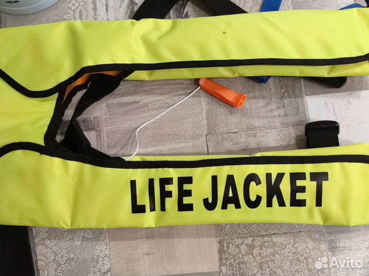 Надувной спасательный жилет